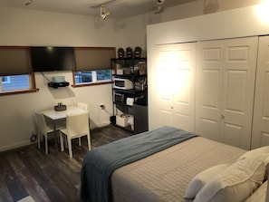 Desk, iron/ironing board, free WiFi, bed sheets - One Bedroom in West Vancouver (West Vancouver)