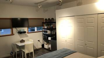 Bureau, fer et planche Ă repasser, Wi-Fi gratuit, draps fournis