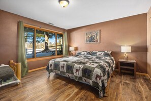 4 bedrooms, travel cot, free WiFi, bed sheets - Up North Majestic Pines Retreat Lodge on Mary Lake, Emily MN (Emily)