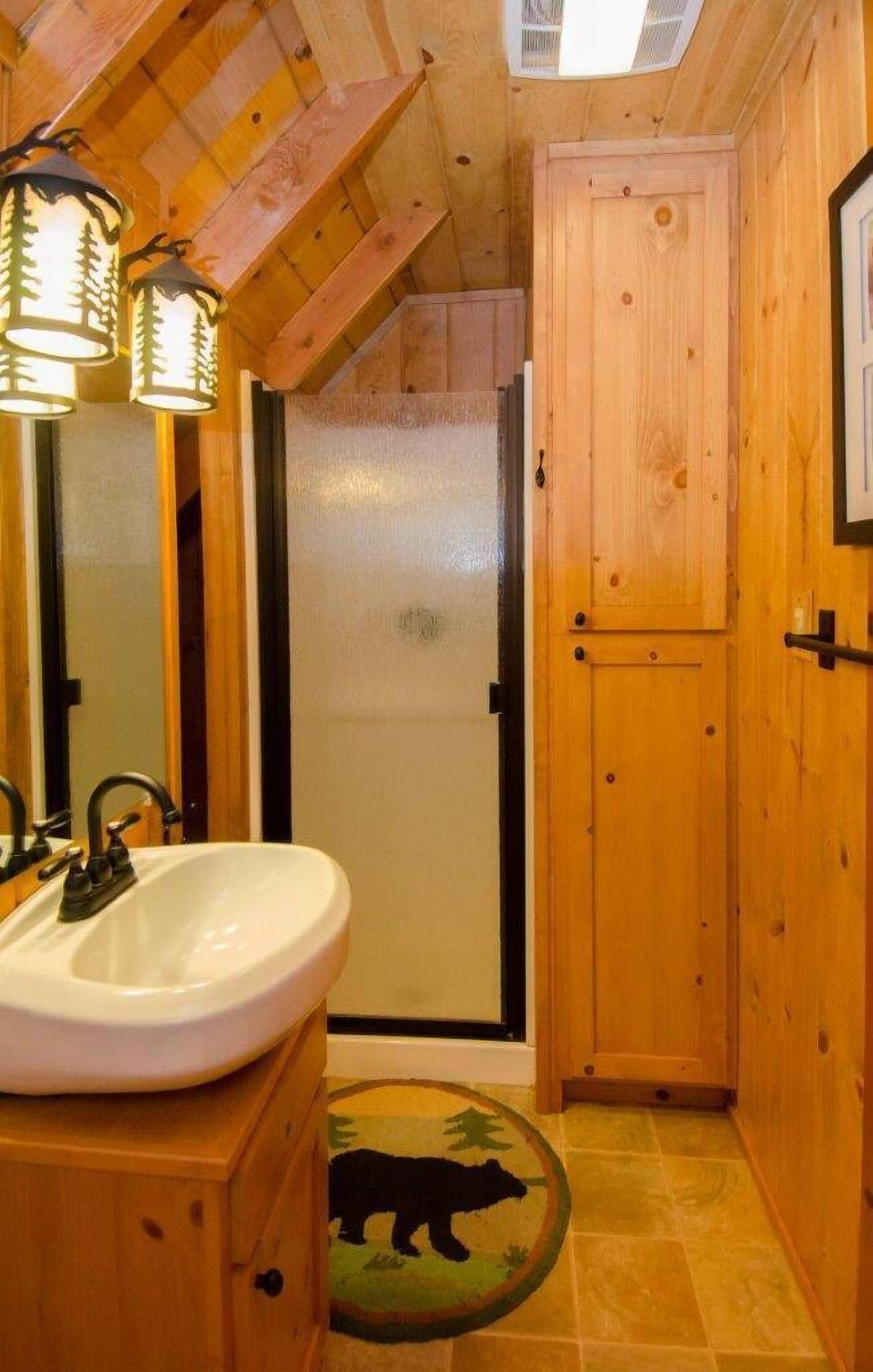 Pinecrestarearentals#19 We have great weather come visit, book now for winter.