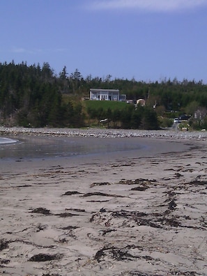 Rannalla, aurinkotuoleja, rantapyyhkeitä