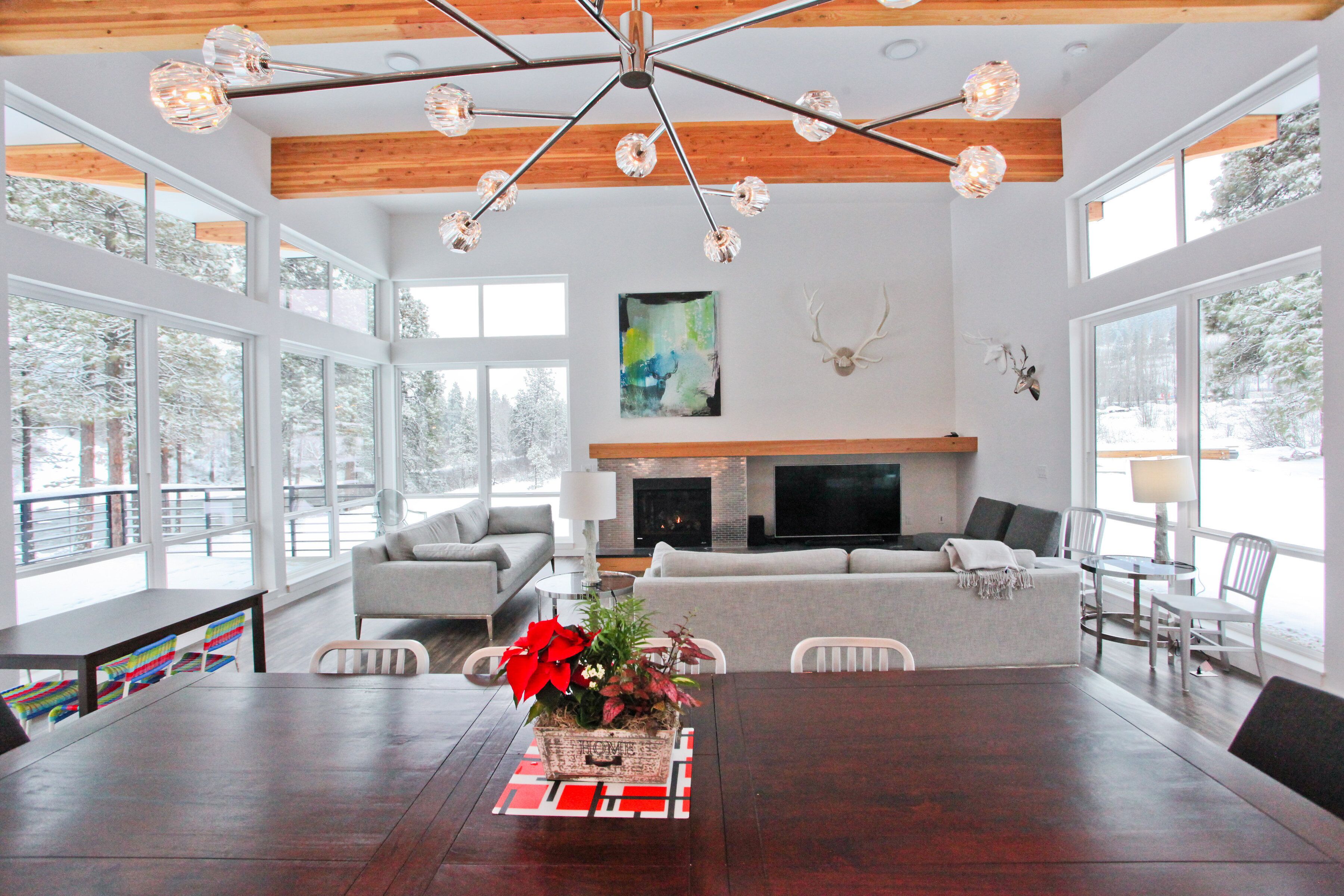 ZayLy Lodge: modern home with hot tub river views