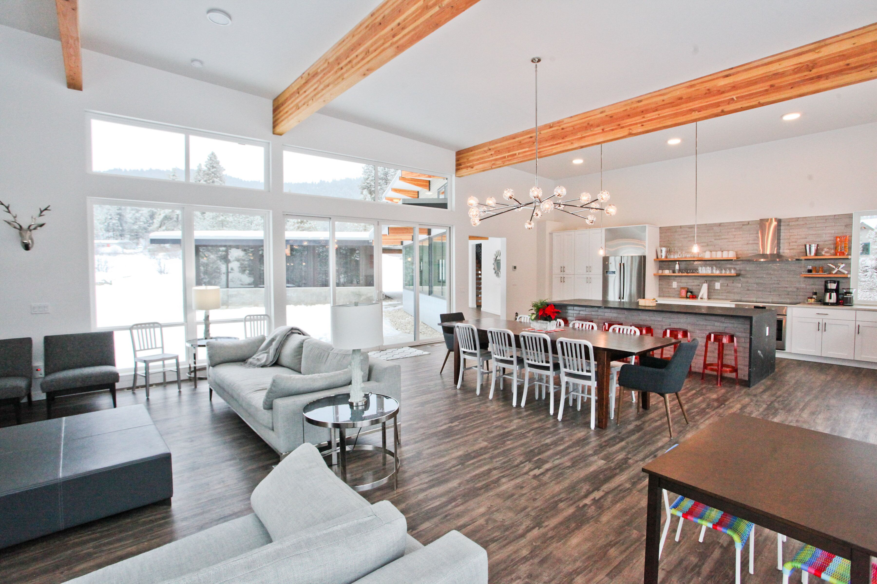 ZayLy Lodge: modern home with hot tub river views