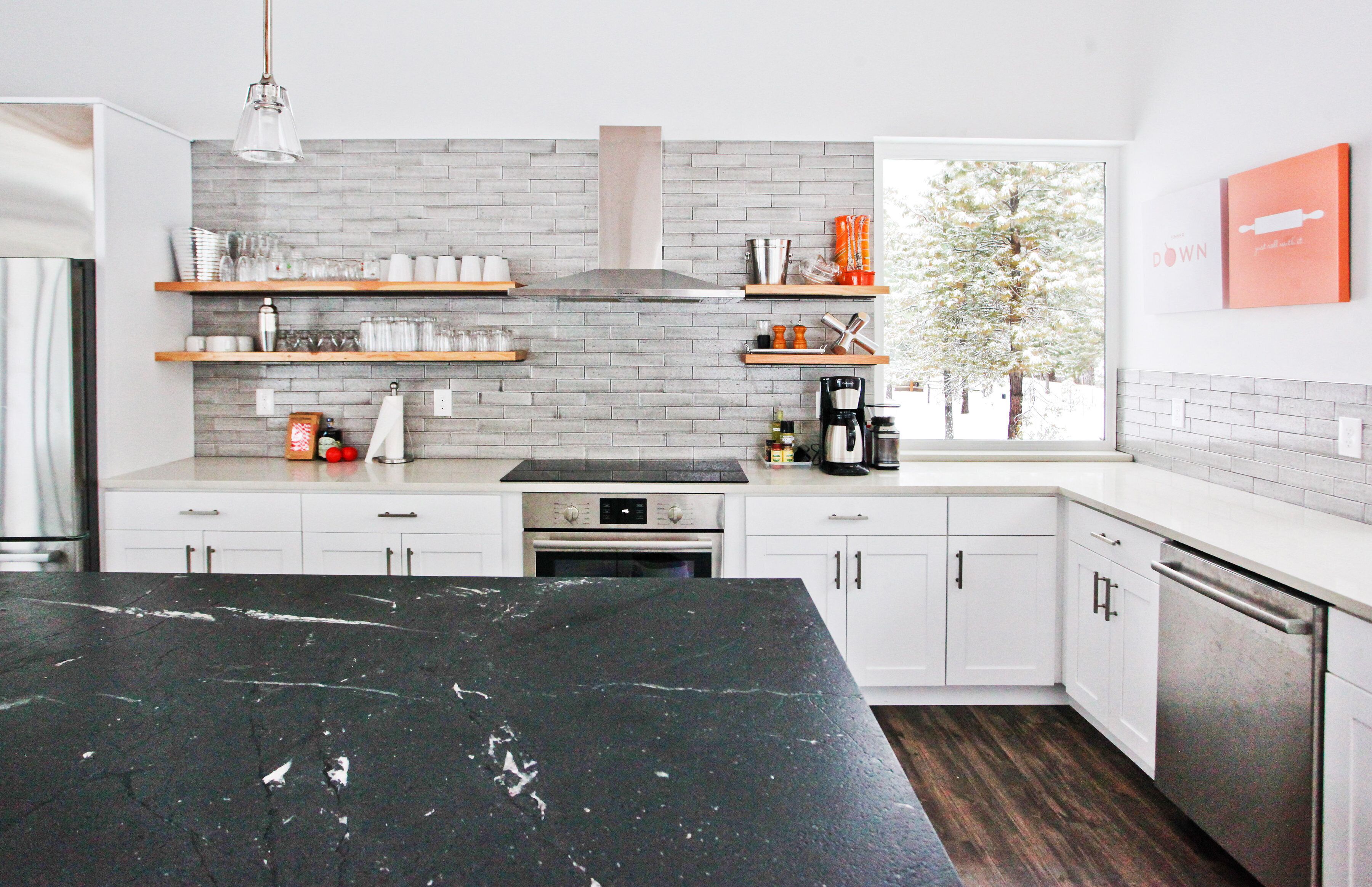 ZayLy Lodge: modern home with hot tub river views