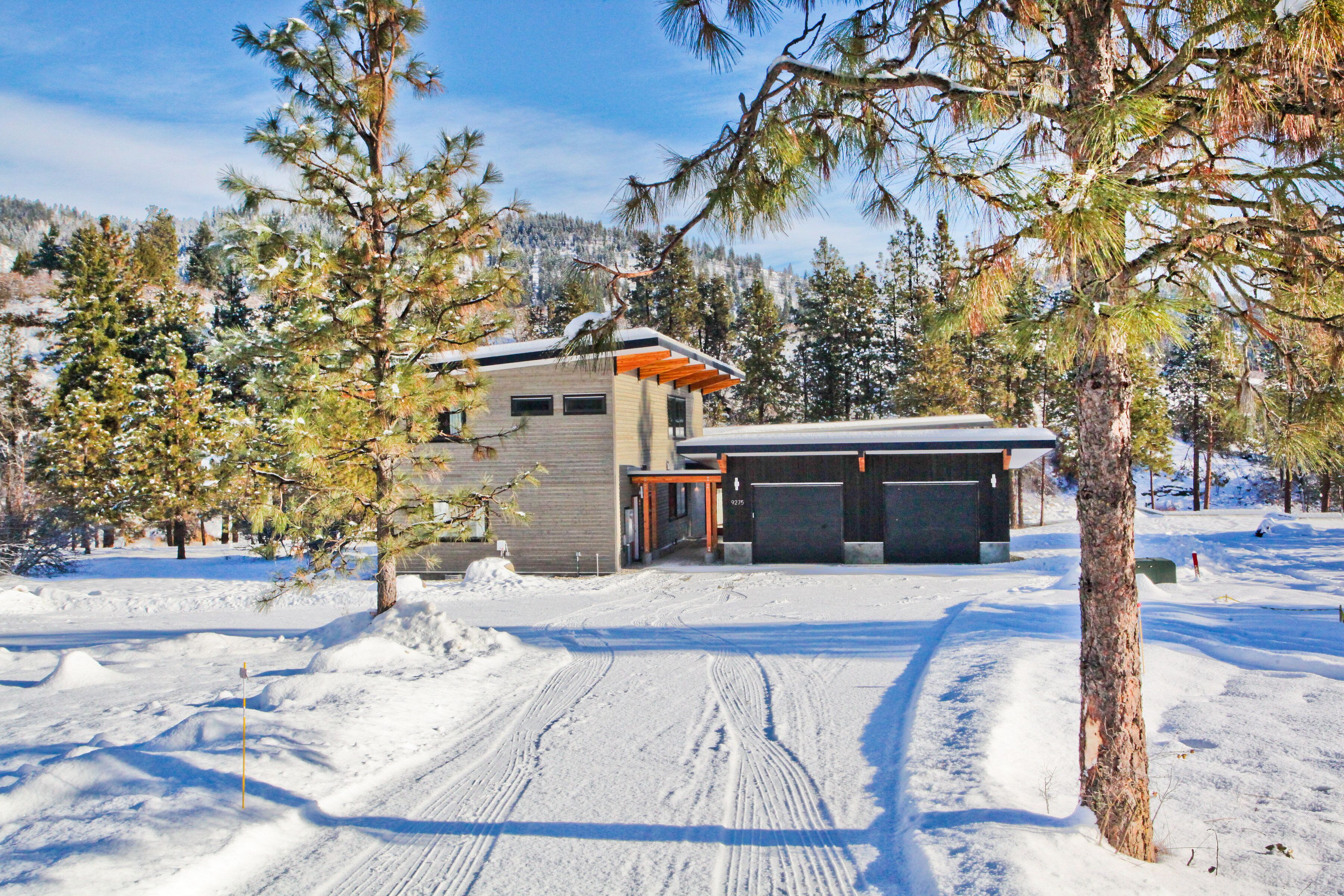 ZayLy Lodge: modern home with hot tub river views