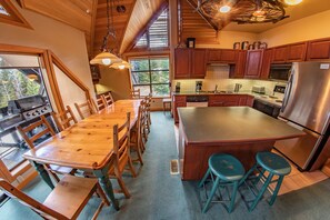 Fridge, microwave, oven, stovetop - Pinnacle Ridge 38 – Ski in Ski out, Wood Fireplace (Whistler)