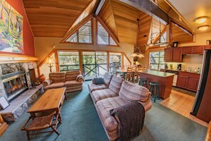 TV, fireplace - Pinnacle Ridge 38 – Ski in Ski out, Wood Fireplace (Whistler)
