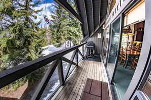 Outdoor dining - Pinnacle Ridge 38 – Ski in Ski out, Wood Fireplace (Whistler)