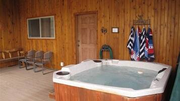 Banyera d'hidromassatge coberta