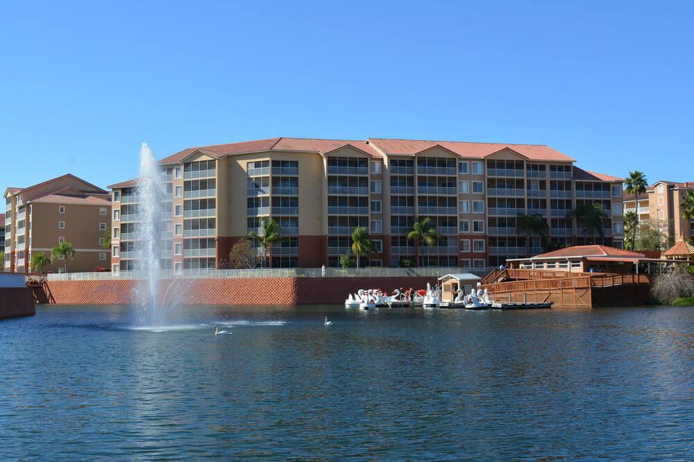 Two-Bedroom Villa Resort One Mile from DISNEY