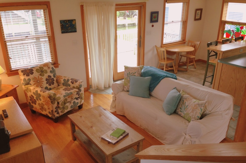 Beautiful Canalfront Cottage, Perfect for Couples!
