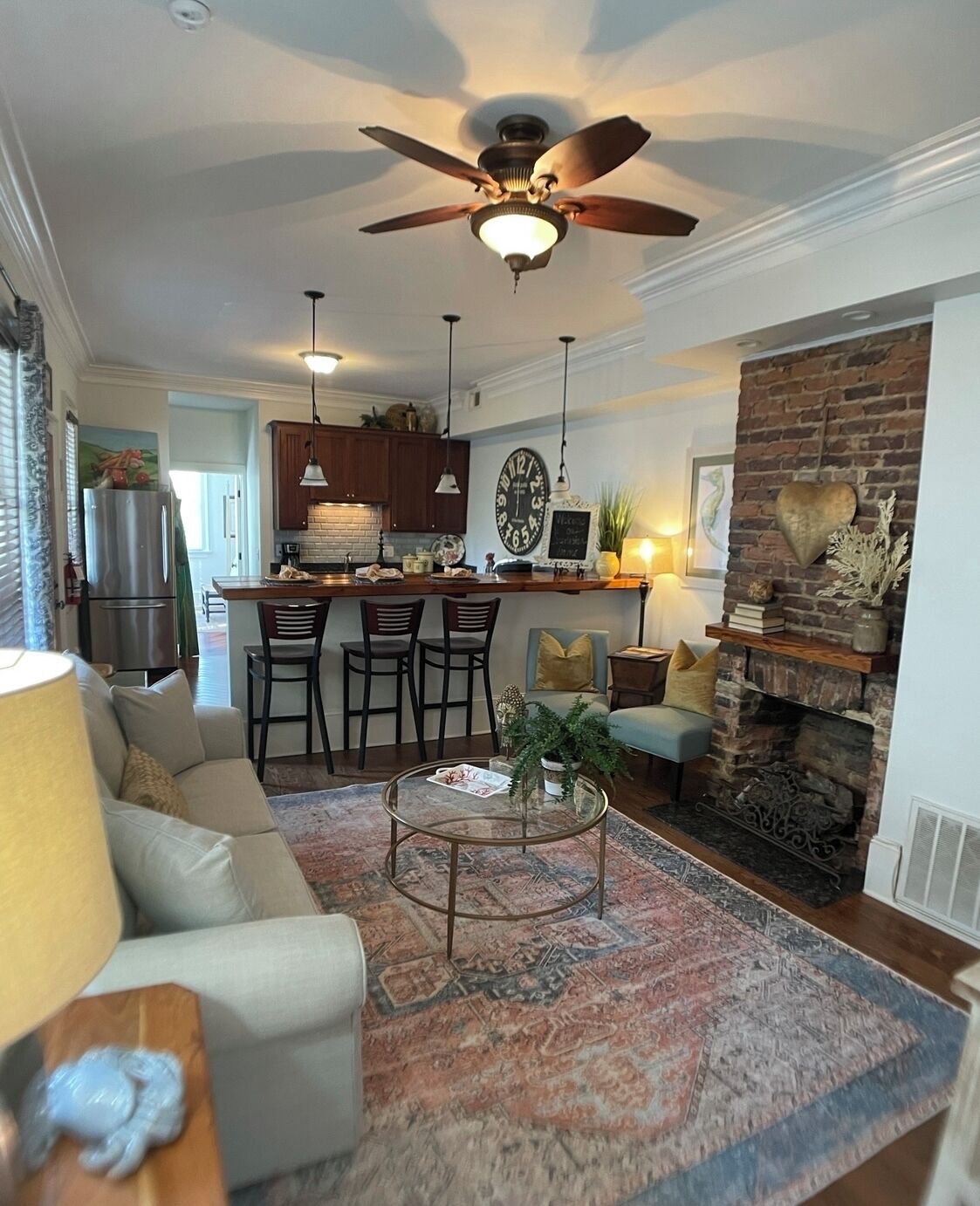 Just off King St, Cozy & Quaint, Walk to DOWNTOWN