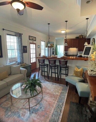 Just off King St, Cozy & Quaint, Walk to DOWNTOWN