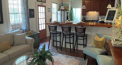 Just off King St, Cozy & Quaint, Walk to DOWNTOWN