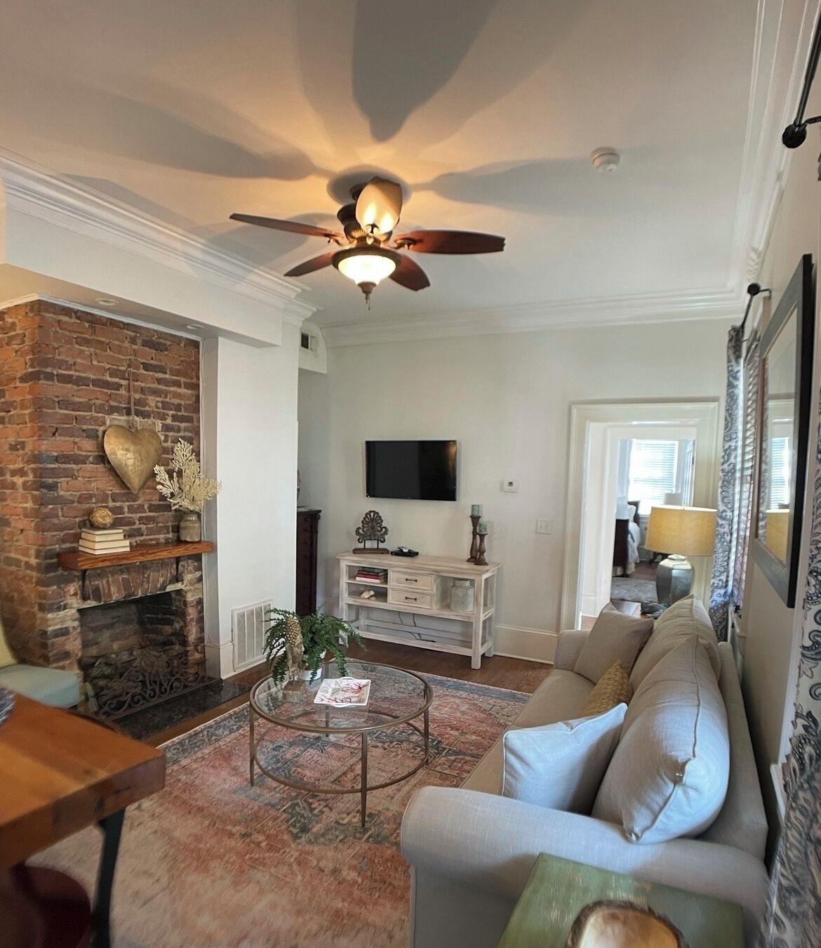 Just off King St, Cozy & Quaint, Walk to DOWNTOWN