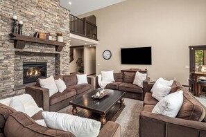 Smart TV, chimenea, reproductor de DVD, futbolito