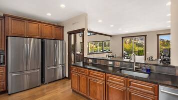 Jääkaappi, mikroaaltouuni, uuni, liesi