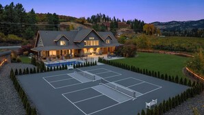 A large house with a tennis court and a pool. - The Leavenworth Lodge - Swimming Pool, Pickleball (Leavenworth)