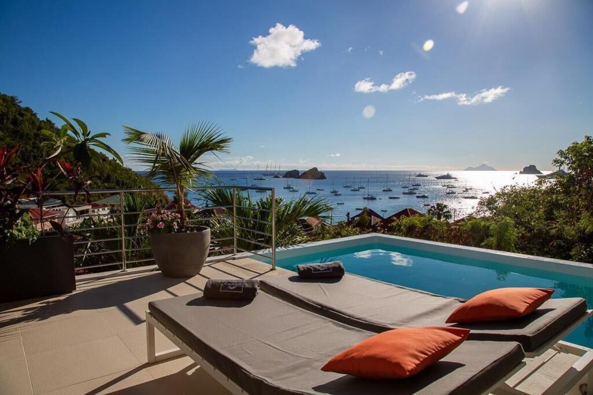 Bright interiors with open‑plan living at Villa AKA