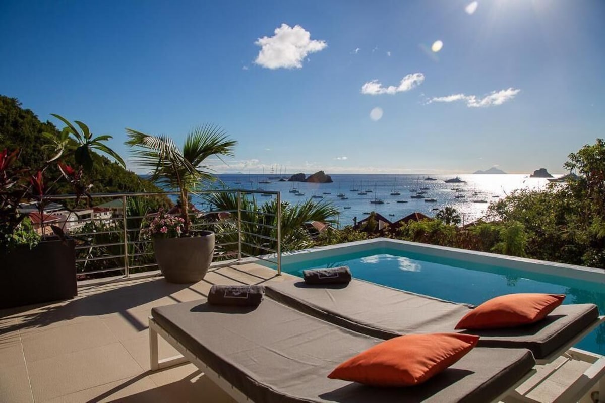 Bright interiors with open‑plan living at Villa AKA