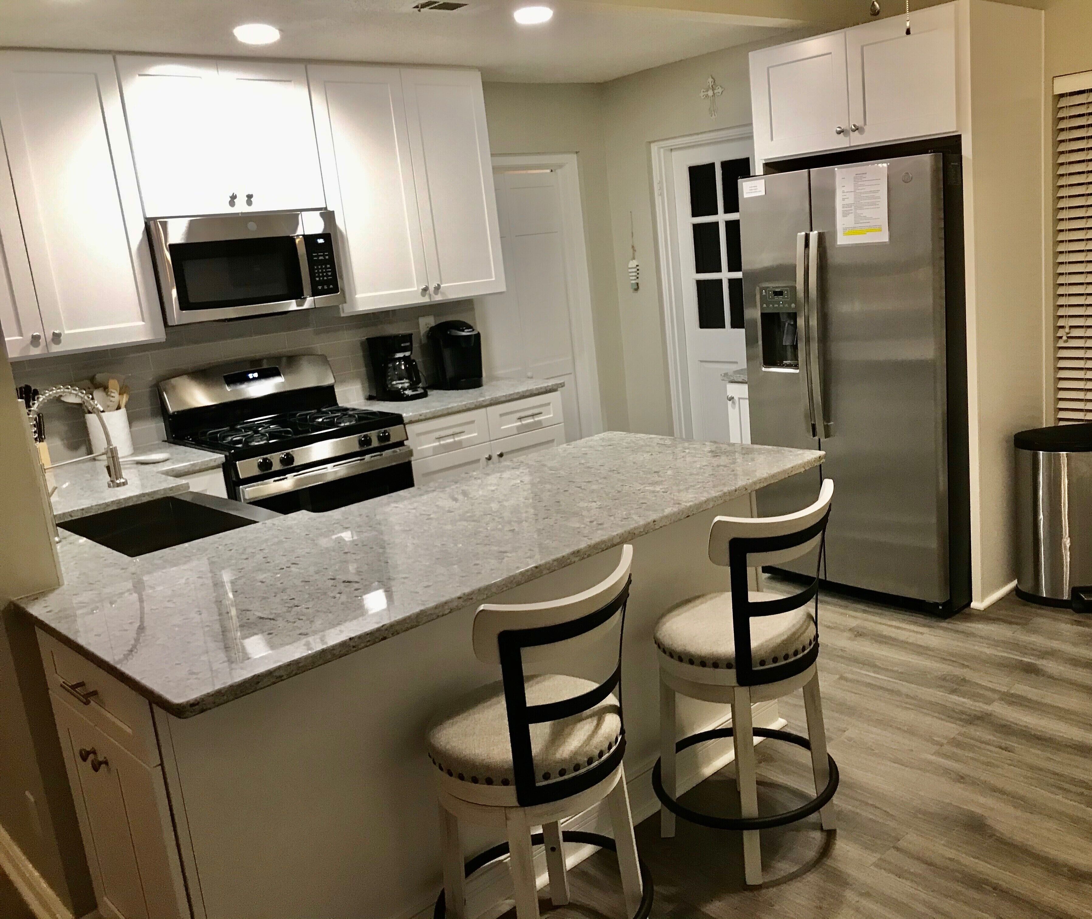 Deep water cove, views, New kitchen, Lake Front Escape w Dock, Very Private Cove