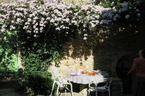 تناول الطعام بالخارج