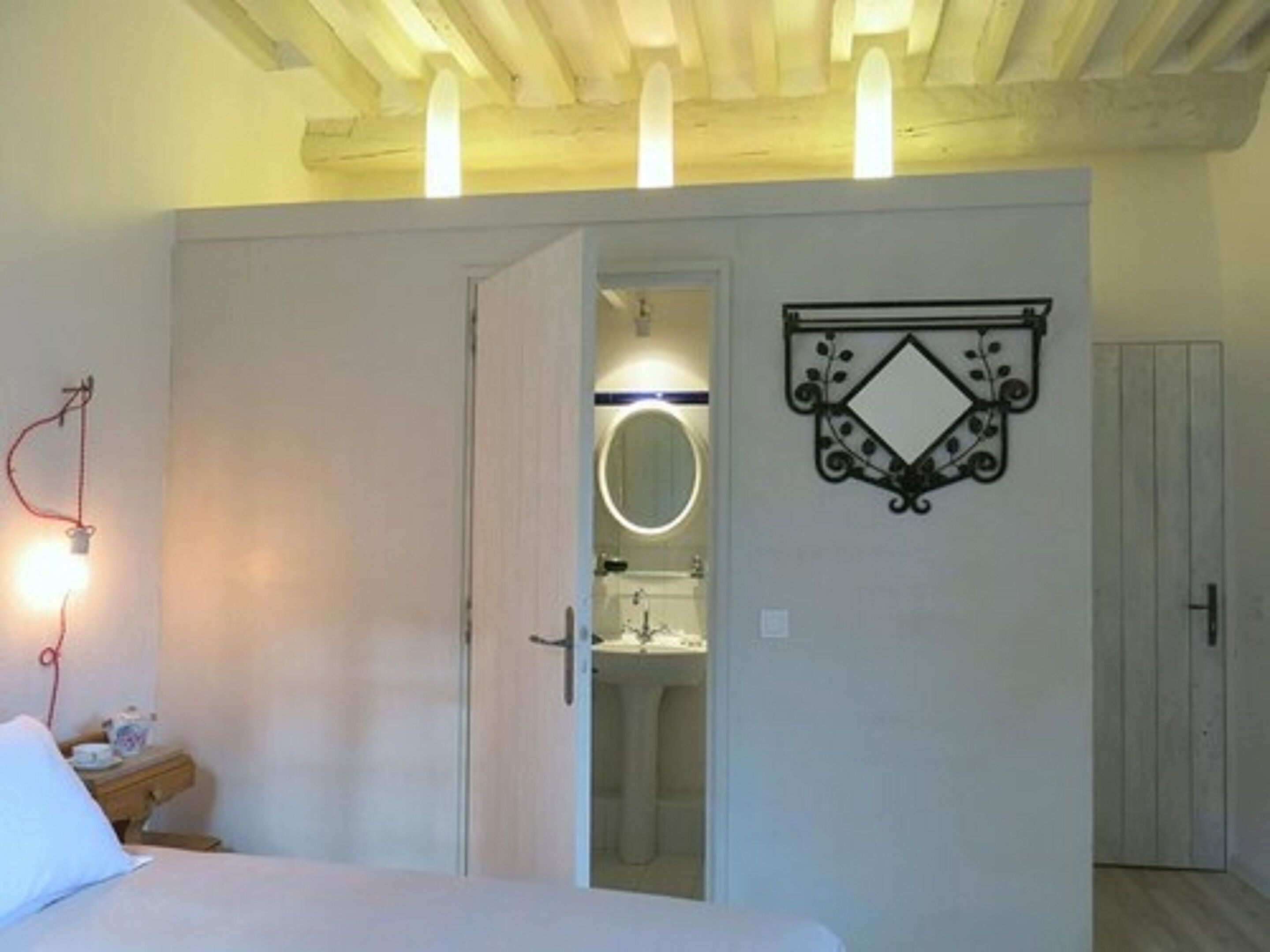 Double Room | Bathroom | Shower, free toiletries, hair dryer, towels