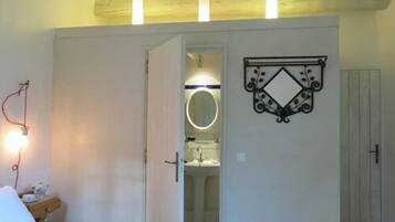 Double Room | Bathroom | Shower, free toiletries, hair dryer, towels