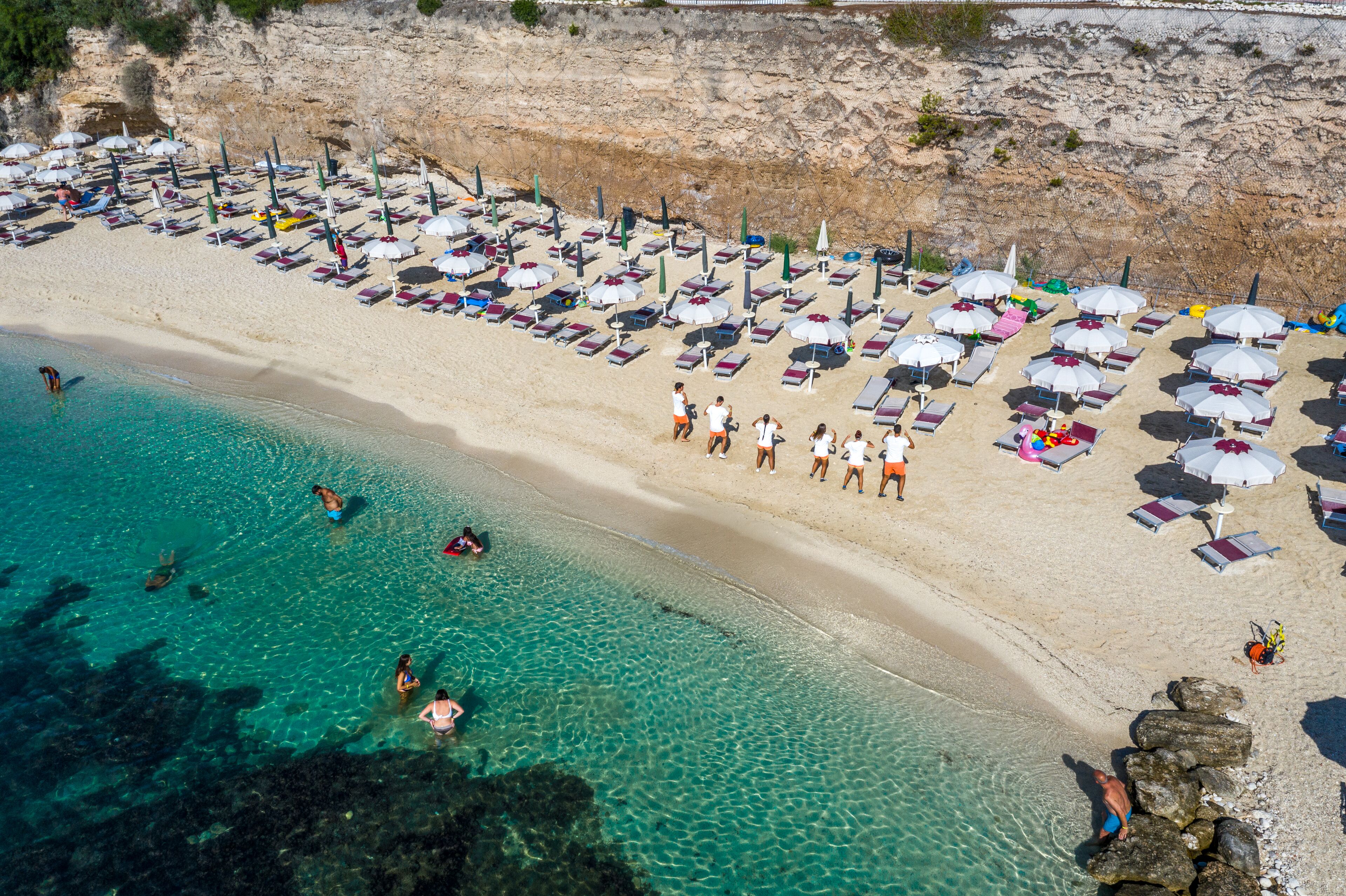 Am Strand, Liegestühle, Sonnenschirme, Strandbar