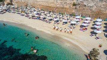 Am Strand, Liegestühle, Sonnenschirme, Strandbar