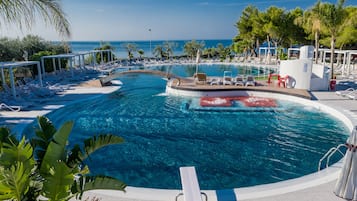 2 piscines extérieures, parasols de plage, chaises longues