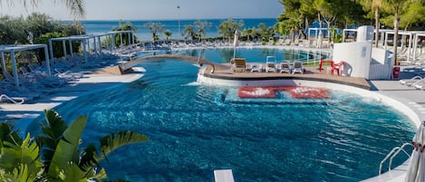 2 piscines extérieures, parasols de plage, chaises longues