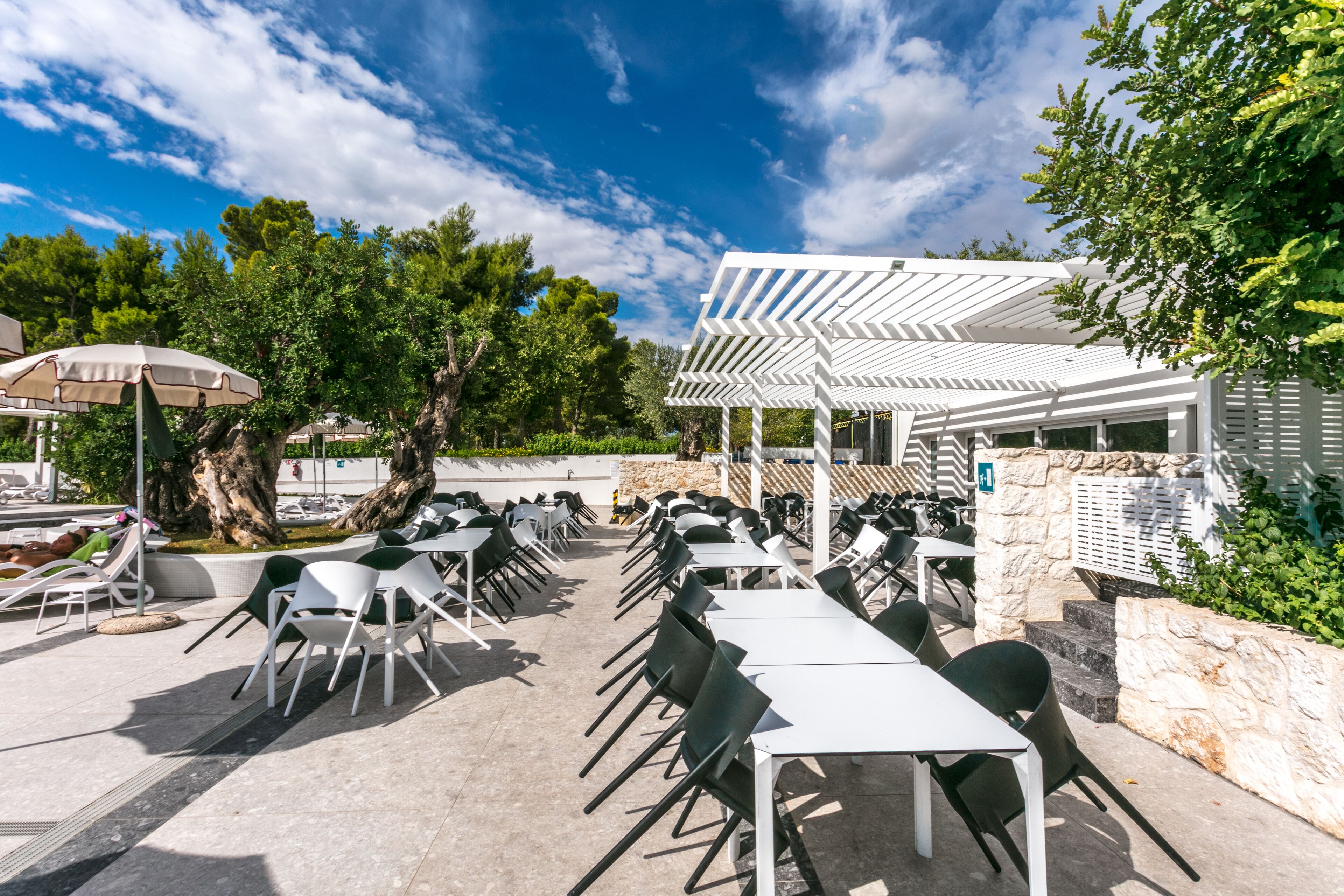 2 restaurants, lunch, dinner served; Italian cuisine