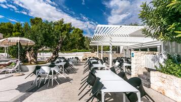 2 restaurants, lunch, dinner served; Italian cuisine