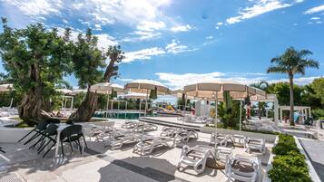 2 piscines extérieures, parasols de plage, chaises longues