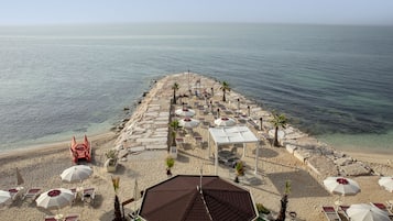 Am Strand, Liegestühle, Sonnenschirme, Strandbar