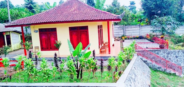 Family Villa, 2 Bedrooms | Soundproofing, free WiFi, bed sheets - Resort Highlander (Cilobak)