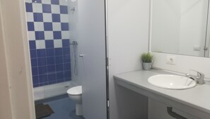 Basic Shared Dormitory (1 Bed) | Bathroom | Shower, hair dryer, towels - Trevejo Youth Hostel (Garachico)