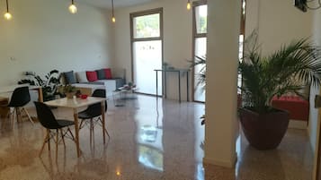 Coin salon dans le hall