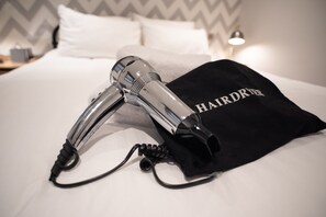 Chambre classique double, 1 lit double | Literie de qualité, rideaux d’obscurcissement, fer et planche à repasser