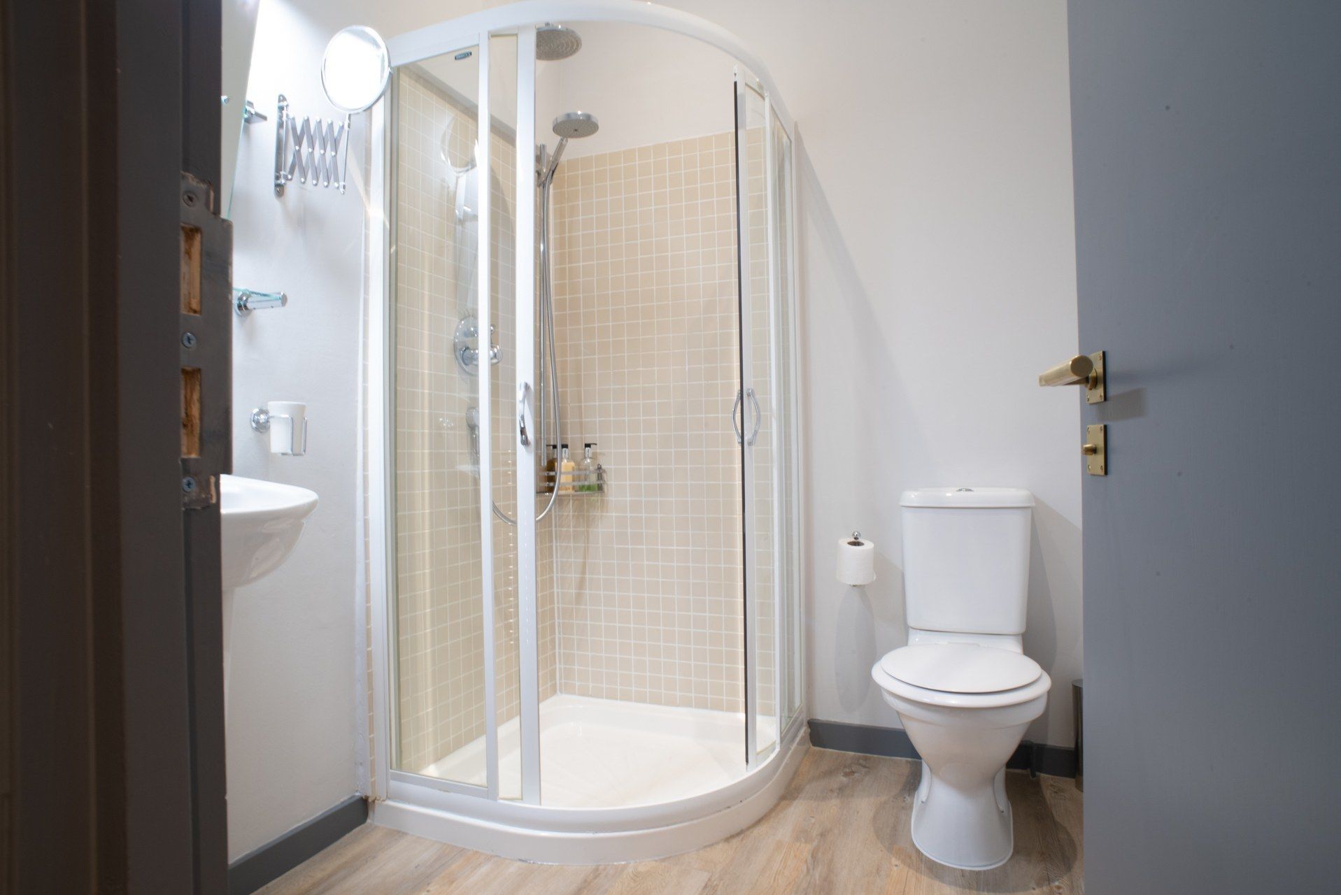 petite double | bathroom | shower, free toiletries, hair dryer, towels