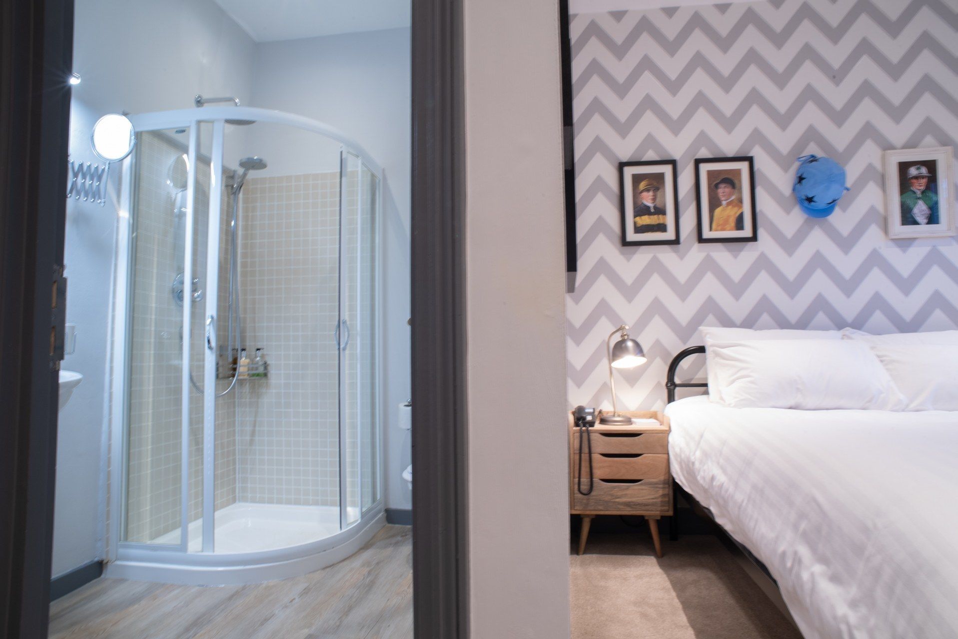 Phòng đôi tiện nghi đơn giản, 1 giường đôi | Phòng tắm | Buồng tắm vòi sen, đồ dùng nhà tắm miễn phí, máy sấy tóc, khăn tắm 