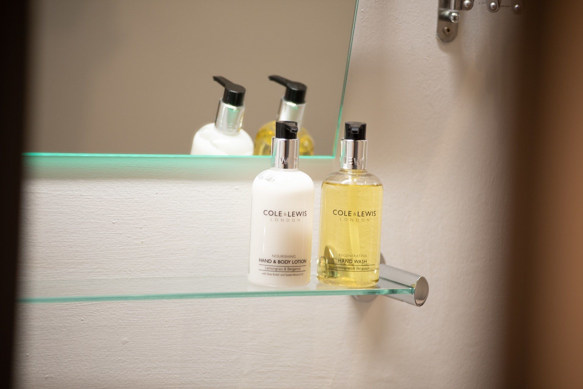 petite double | bathroom amenities | shower, free toiletries, hair dryer, towels