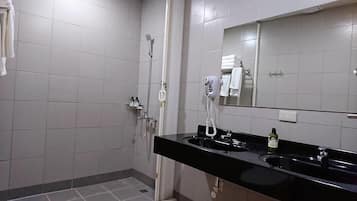 Family Room, 1 Bedroom, Ensuite | Bathroom | Shower, free toiletries, hair dryer, slippers