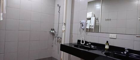 Family Room, 1 Bedroom, Ensuite | Bathroom | Shower, free toiletries, hair dryer, slippers