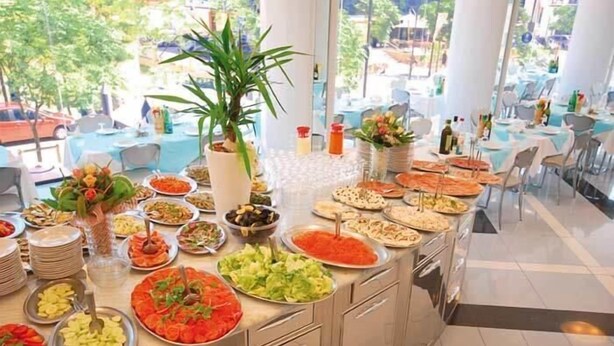 Un buffet proposant divers plats et agrémenté d’une plante en pot.