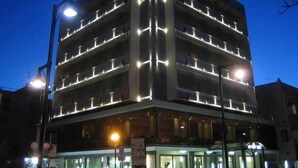 Un immeuble à plusieurs étages, doté d’une architecture moderne et de balcons à chaque niveau.