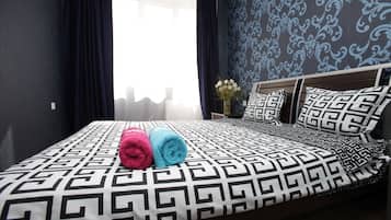 Apartamento Deluxe, 2 habitaciones, cocina, vistas a la ciudad | 1 dormitorio, ropa de cama de alta calidad, minibar y caja fuerte
