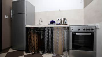 Apartamento Deluxe, 2 habitaciones, cocina, vistas a la ciudad | Cocina privada | Frigorífico, microondas (previa solicitud) y cafetera o tetera