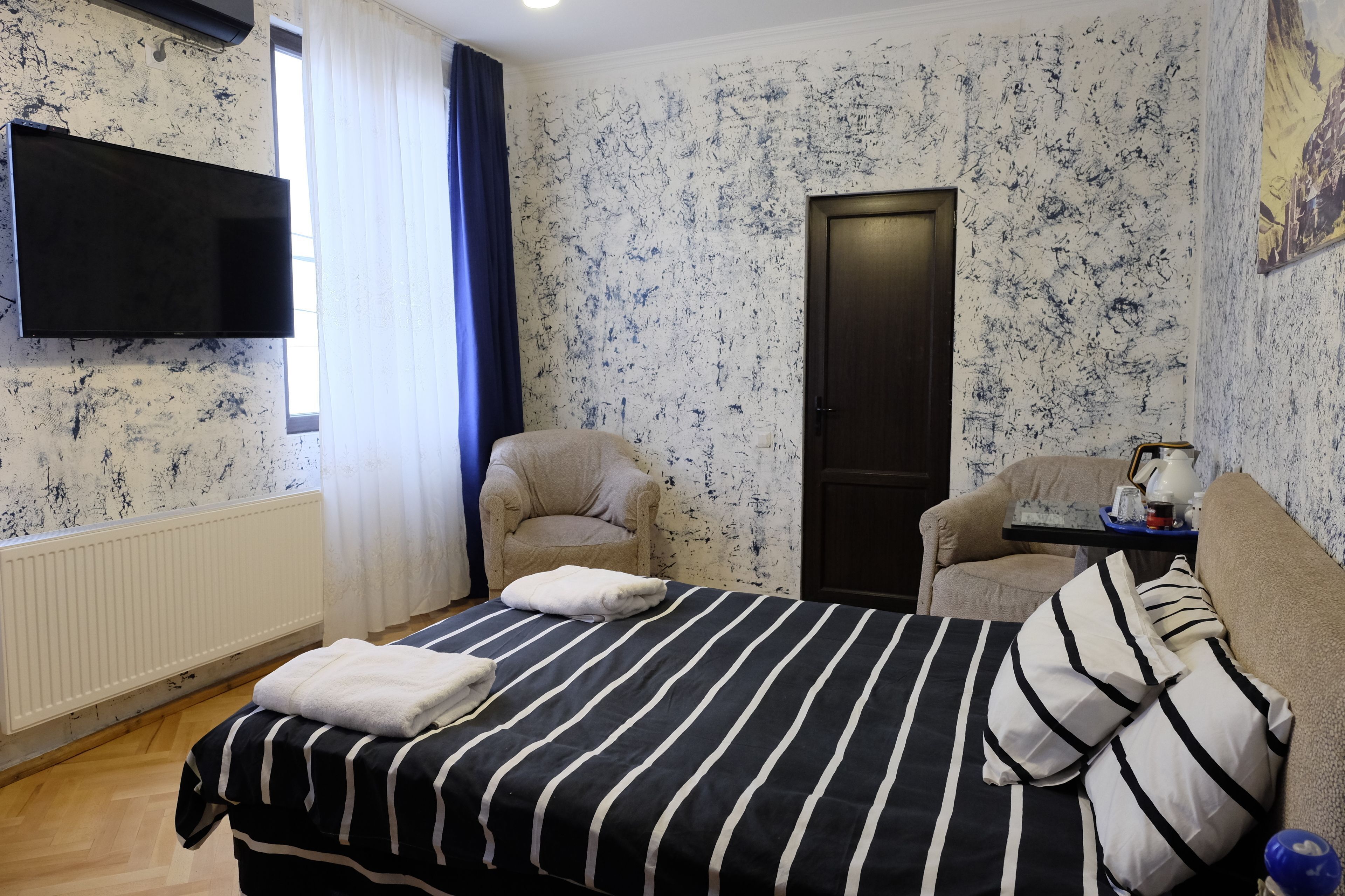 Ropa de cama de alta calidad y minibar 